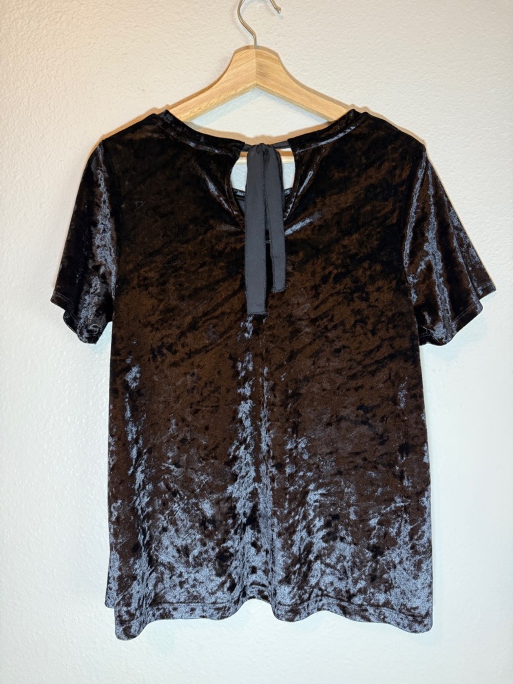 Cynthia Rowley Black Crushed Velvet Short Sleeve Top SZ Large Bow Tie Back Soft